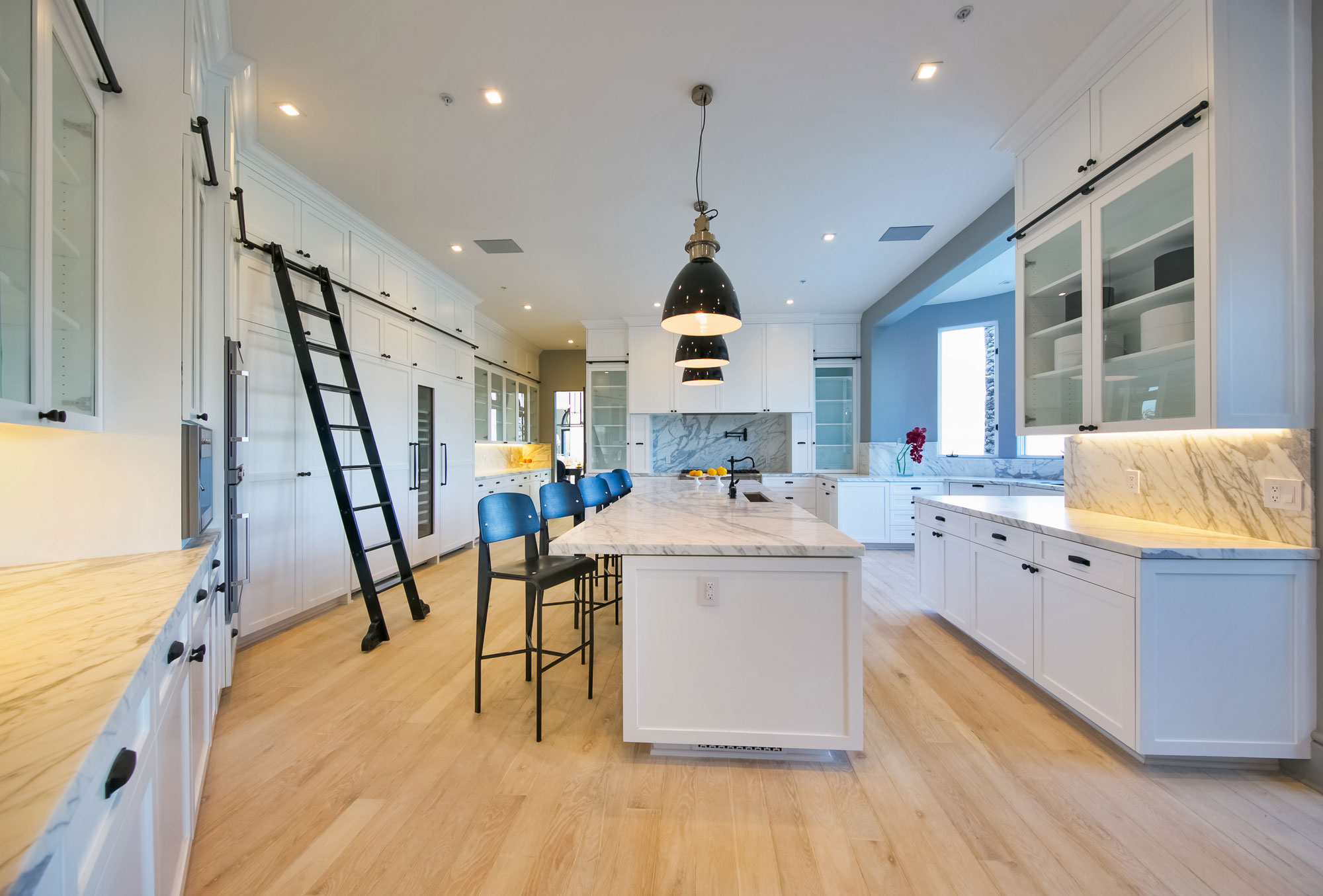 A Spectacular Contemporary Home with Majestic Views of the City, Ocean and Mountains in Beverly Hills by Maxime Jacquet (20)