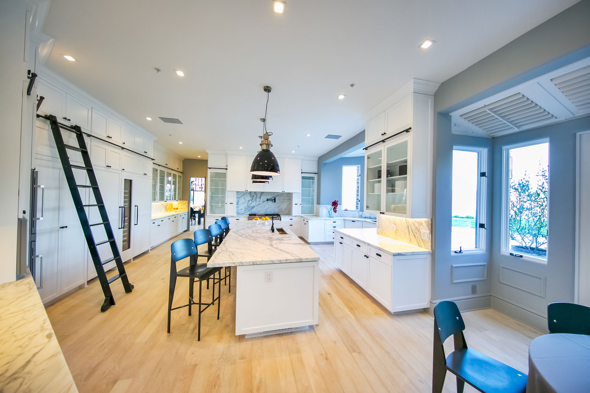 A Spectacular Contemporary Home with Majestic Views of the City, Ocean and Mountains in Beverly Hills by Maxime Jacquet (21)