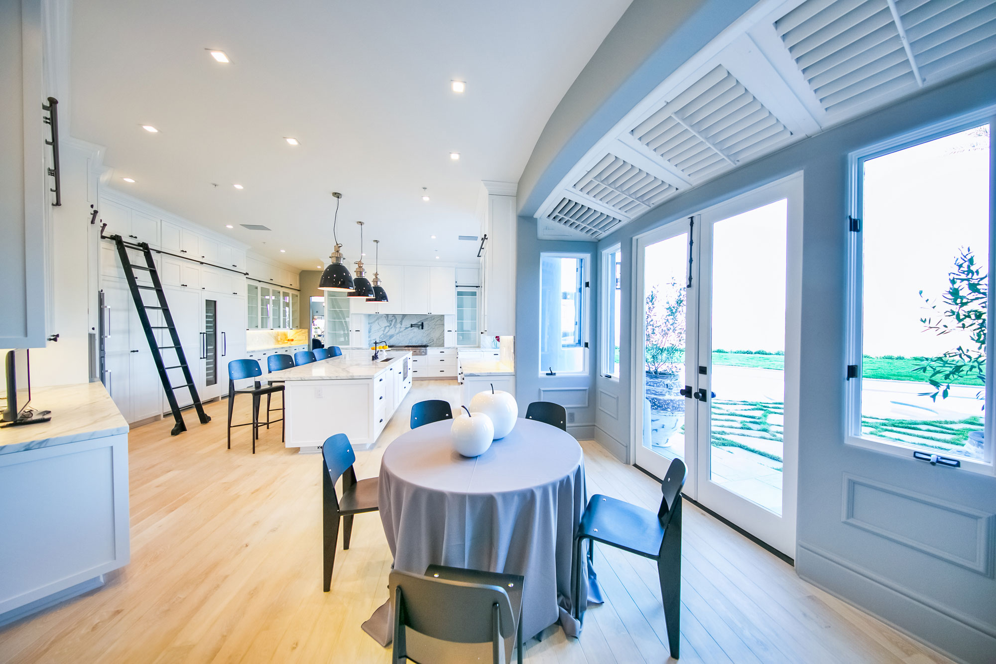 A Spectacular Contemporary Home with Majestic Views of the City, Ocean and Mountains in Beverly Hills by Maxime Jacquet (24)