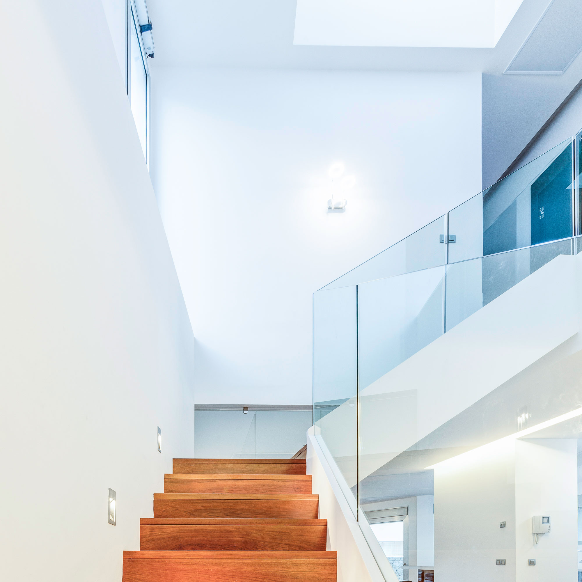 A Spectacular Contemporary House Surrounded by Green Areas and Stunning Views of the Surrounding Valleys in Gran Canaria by Bello y Monterde Arquitectos (10)