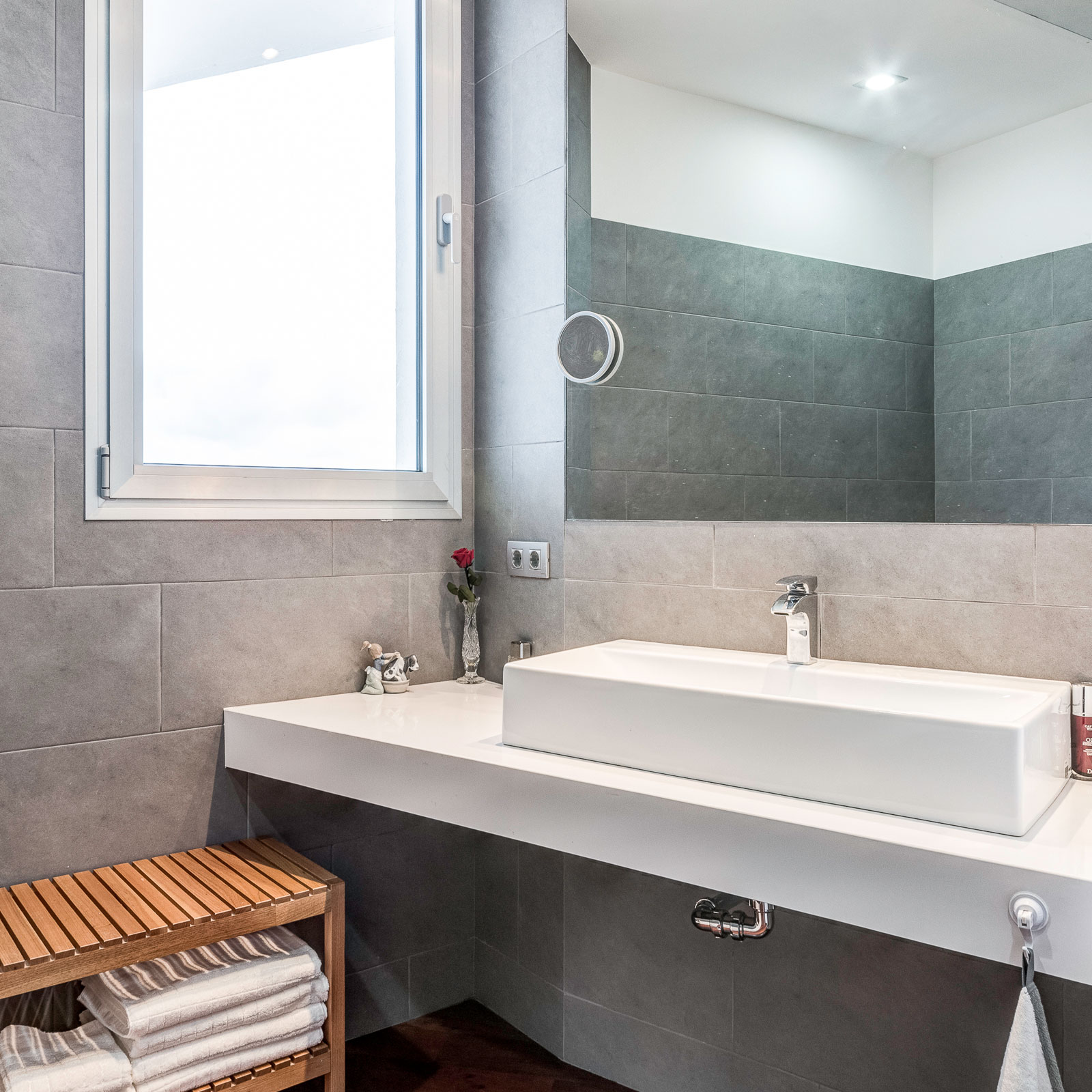 A Spectacular Contemporary House Surrounded by Green Areas and Stunning Views of the Surrounding Valleys in Gran Canaria by Bello y Monterde Arquitectos (13)