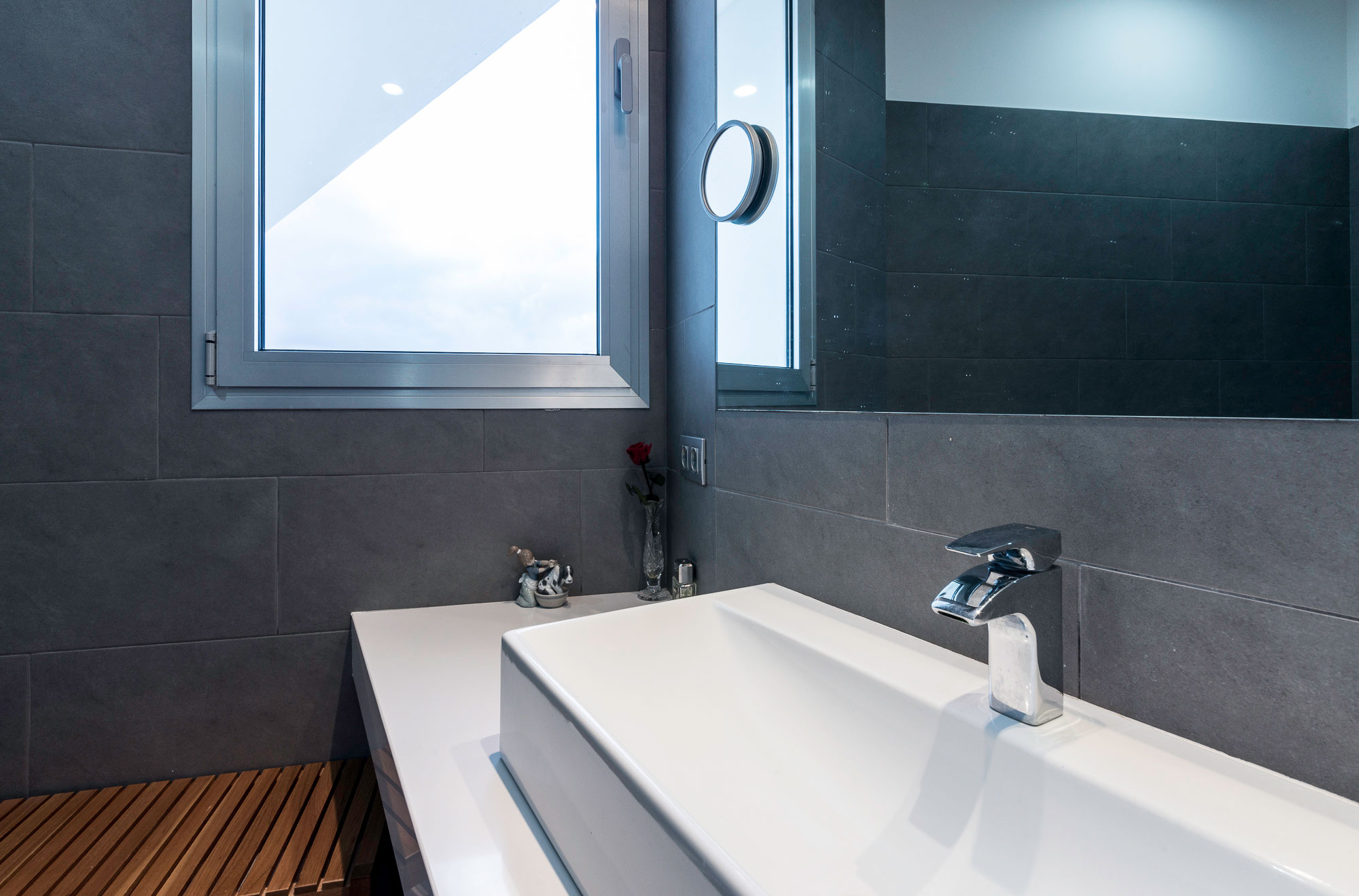 A Spectacular Contemporary House Surrounded by Green Areas and Stunning Views of the Surrounding Valleys in Gran Canaria by Bello y Monterde Arquitectos (14)