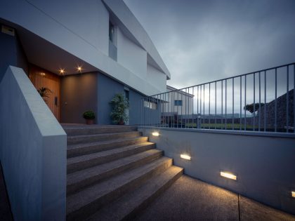 A Spectacular Contemporary House Surrounded by Green Areas and Stunning Views of the Surrounding Valleys in Gran Canaria by Bello y Monterde Arquitectos (16)