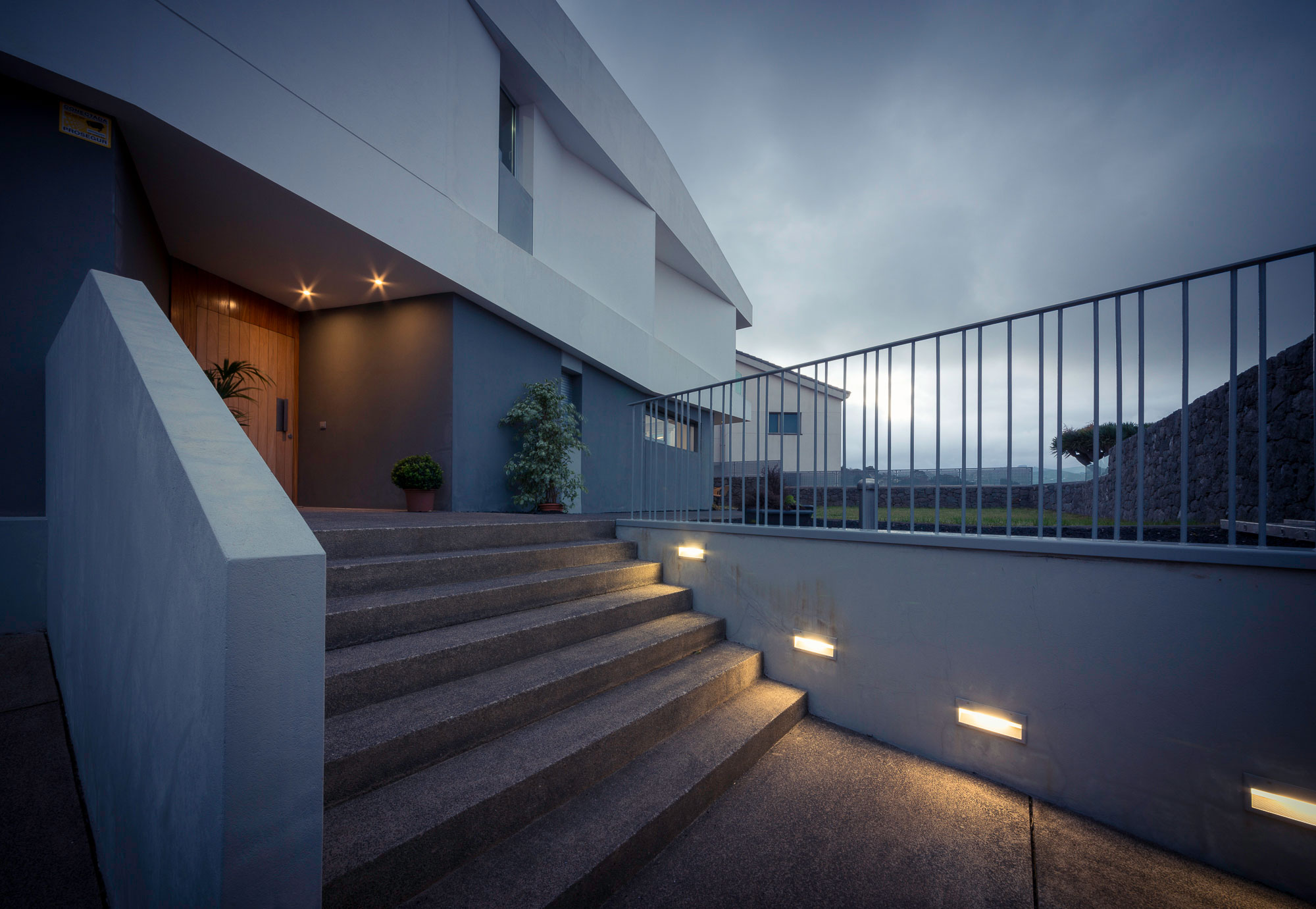 A Spectacular Contemporary House Surrounded by Green Areas and Stunning Views of the Surrounding Valleys in Gran Canaria by Bello y Monterde Arquitectos (16)