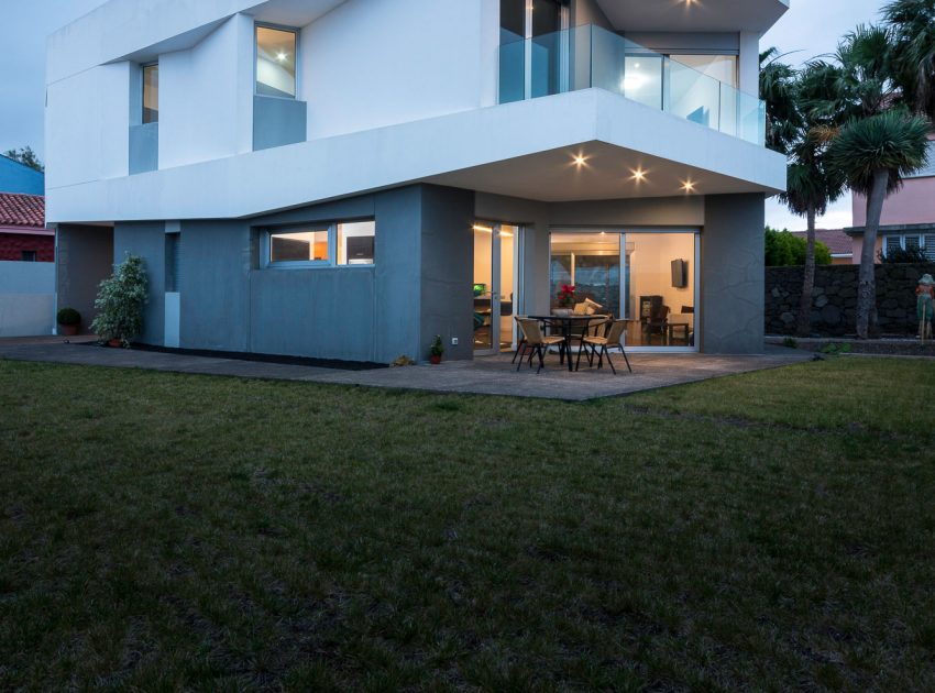 A Spectacular Contemporary House Surrounded by Green Areas and Stunning Views of the Surrounding Valleys in Gran Canaria by Bello y Monterde Arquitectos (17)