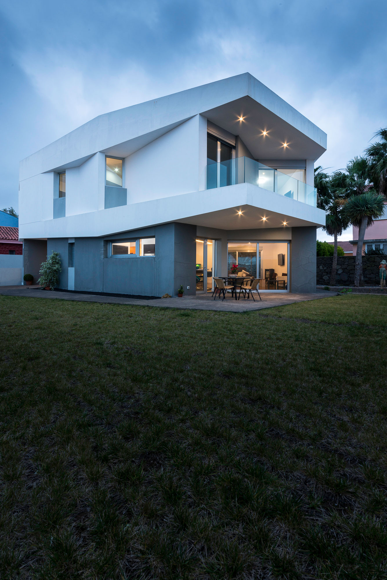 A Spectacular Contemporary House Surrounded by Green Areas and Stunning Views of the Surrounding Valleys in Gran Canaria by Bello y Monterde Arquitectos (17)