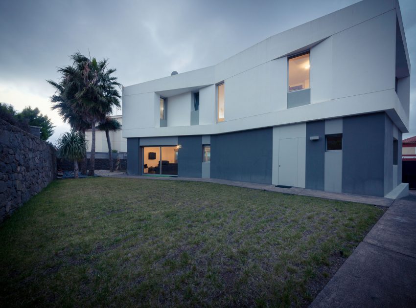 A Spectacular Contemporary House Surrounded by Green Areas and Stunning Views of the Surrounding Valleys in Gran Canaria by Bello y Monterde Arquitectos (18)