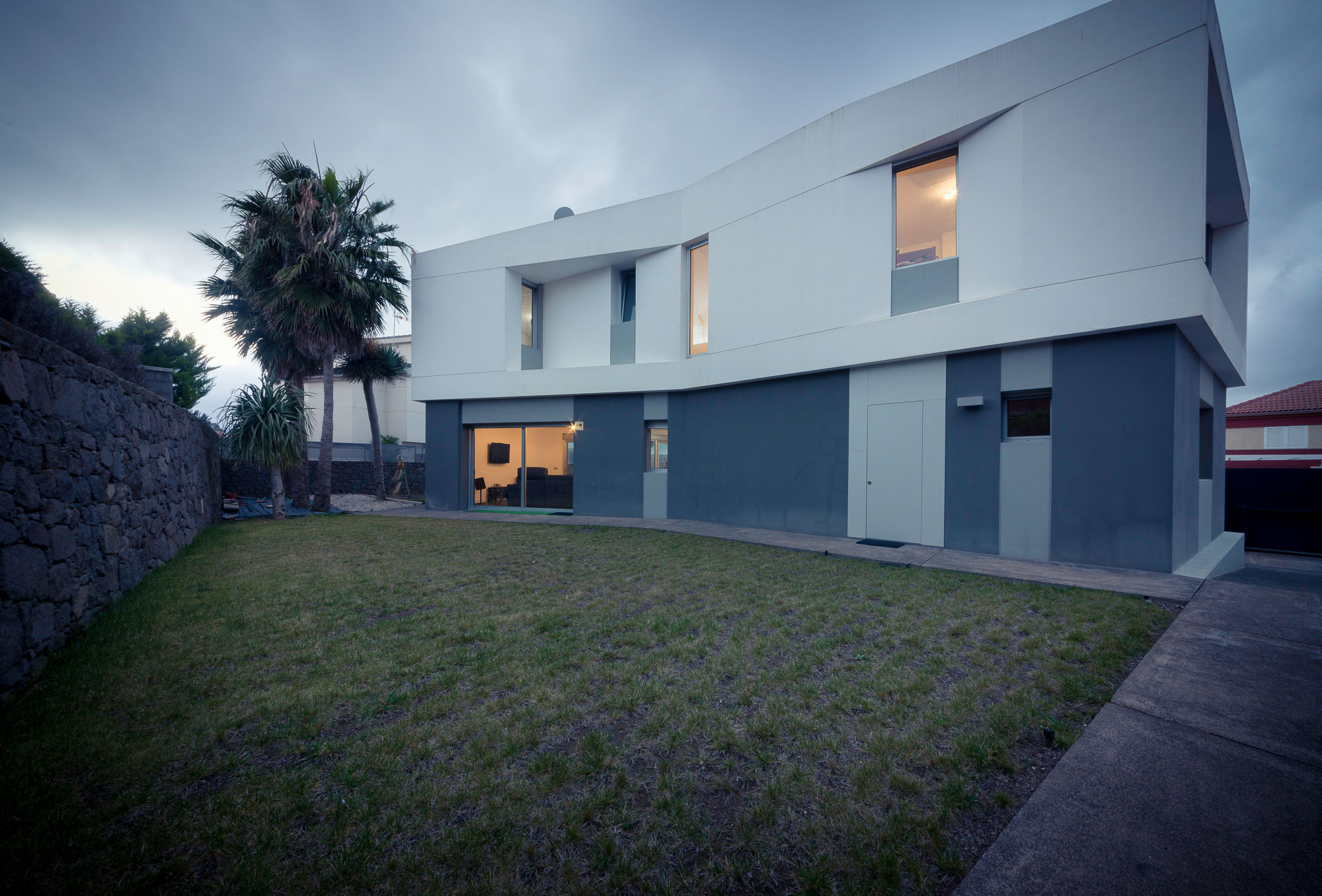 A Spectacular Contemporary House Surrounded by Green Areas and Stunning Views of the Surrounding Valleys in Gran Canaria by Bello y Monterde Arquitectos (18)