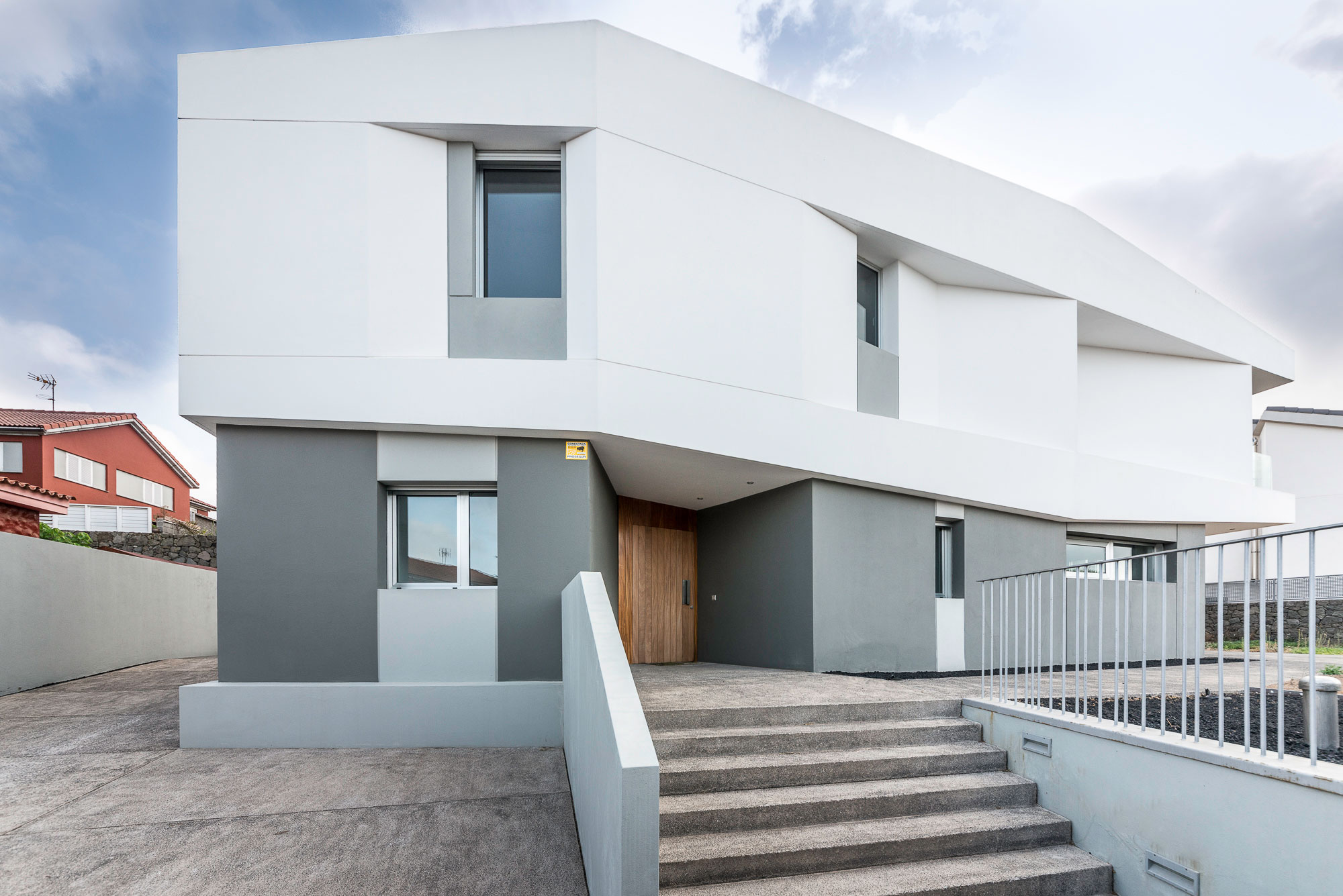 A Spectacular Contemporary House Surrounded by Green Areas and Stunning Views of the Surrounding Valleys in Gran Canaria by Bello y Monterde Arquitectos (2)