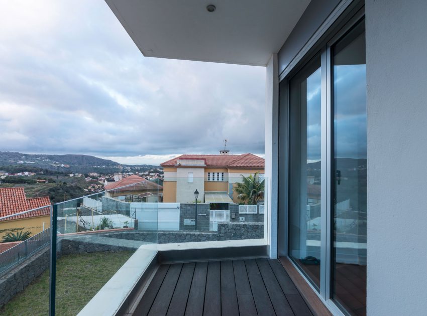 A Spectacular Contemporary House Surrounded by Green Areas and Stunning Views of the Surrounding Valleys in Gran Canaria by Bello y Monterde Arquitectos (4)