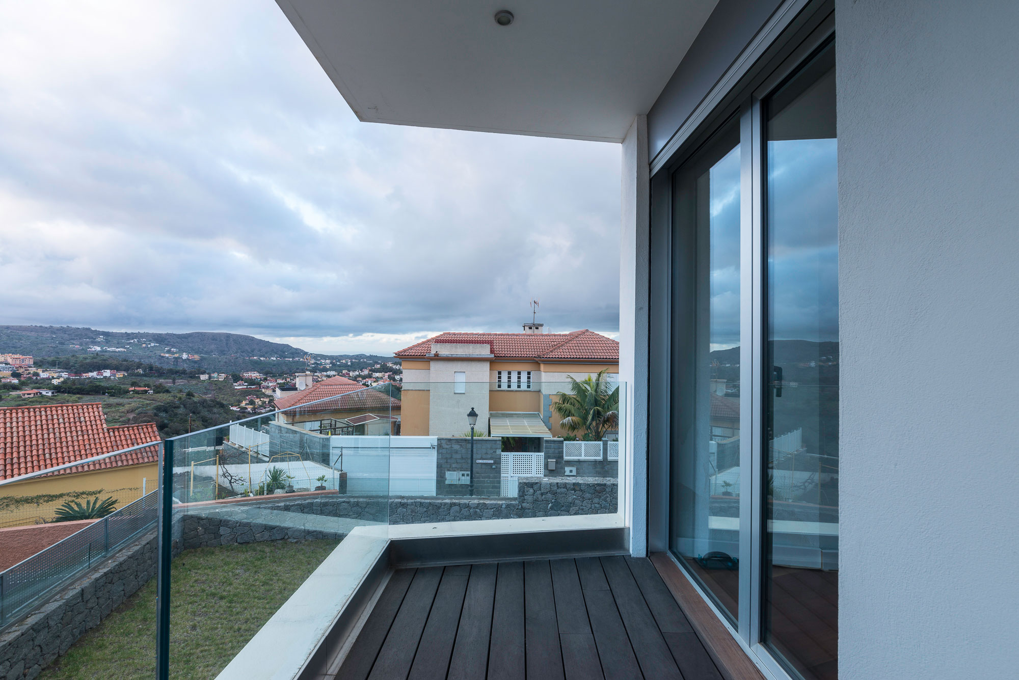 A Spectacular Contemporary House Surrounded by Green Areas and Stunning Views of the Surrounding Valleys in Gran Canaria by Bello y Monterde Arquitectos (4)