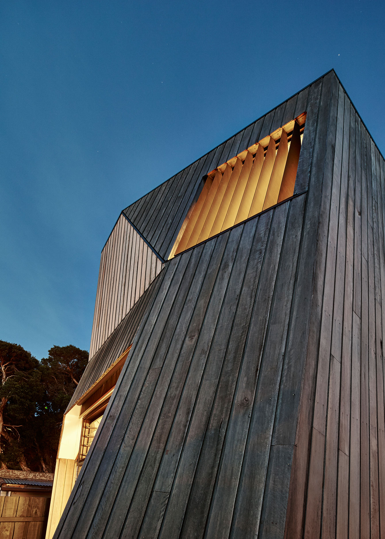 A Striking Contemporary Home with Unique and Warm Atmosphere in Carlton North, Australia by Andrew Simpson Architects (18)