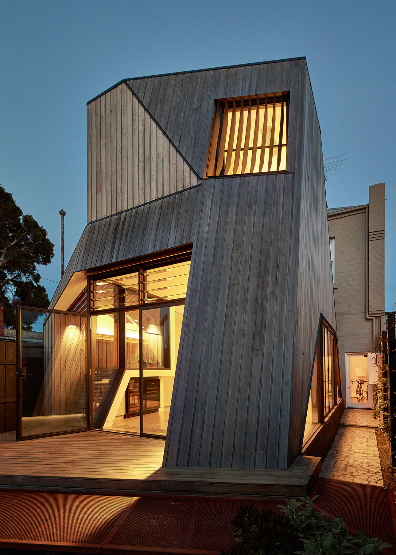 A Striking Contemporary Home with Unique and Warm Atmosphere in Carlton North, Australia by Andrew Simpson Architects (19)