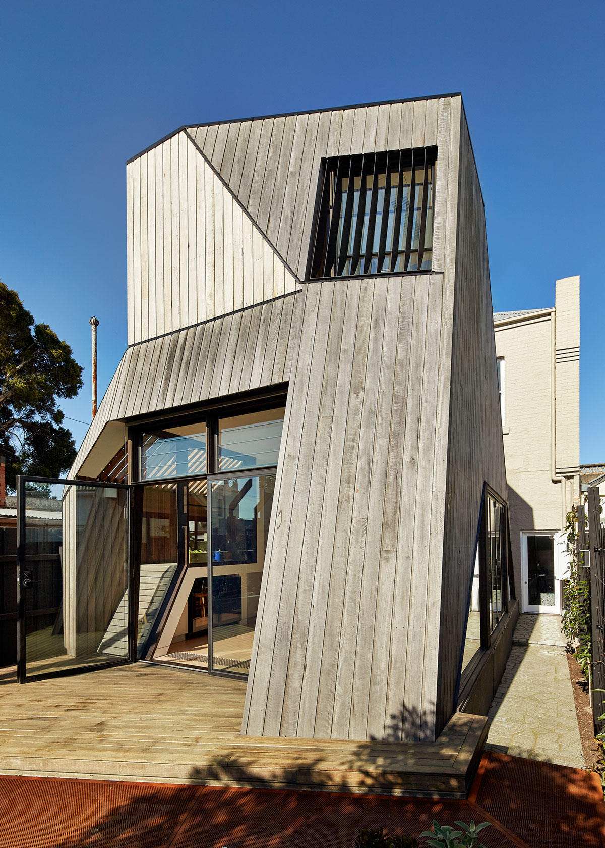 A Striking Contemporary Home with Unique and Warm Atmosphere in Carlton North, Australia by Andrew Simpson Architects (5)