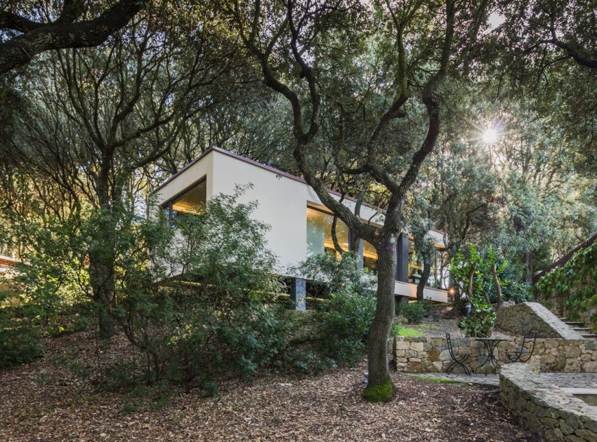 A Striking White-Themed Home in the Woods of Sassari, Italy by OFFICINA29architetti (1)