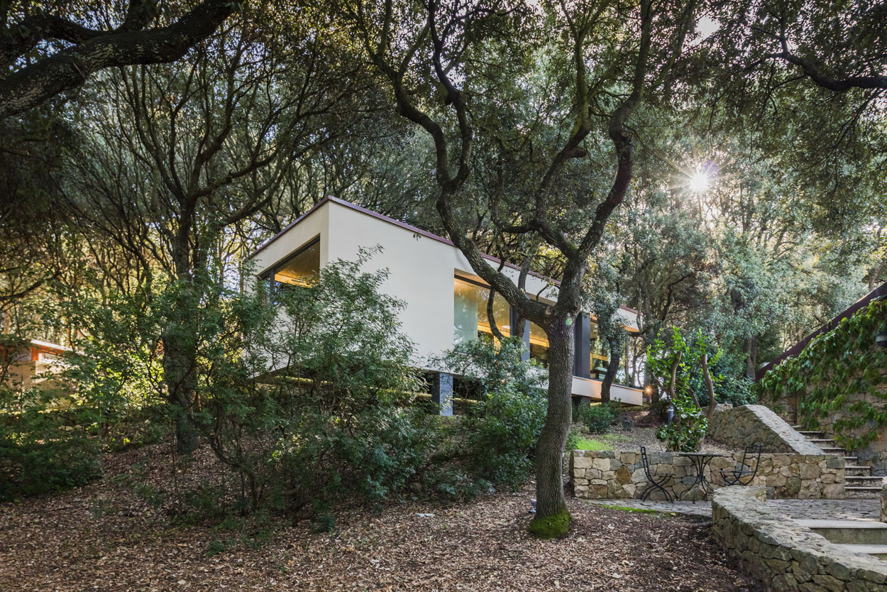 A Striking White-Themed Home in the Woods of Sassari, Italy by OFFICINA29architetti (1)