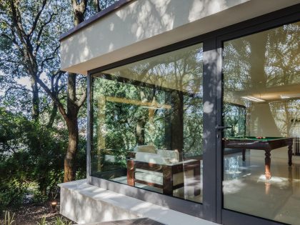 A Striking White-Themed Home in the Woods of Sassari, Italy by OFFICINA29architetti (13)