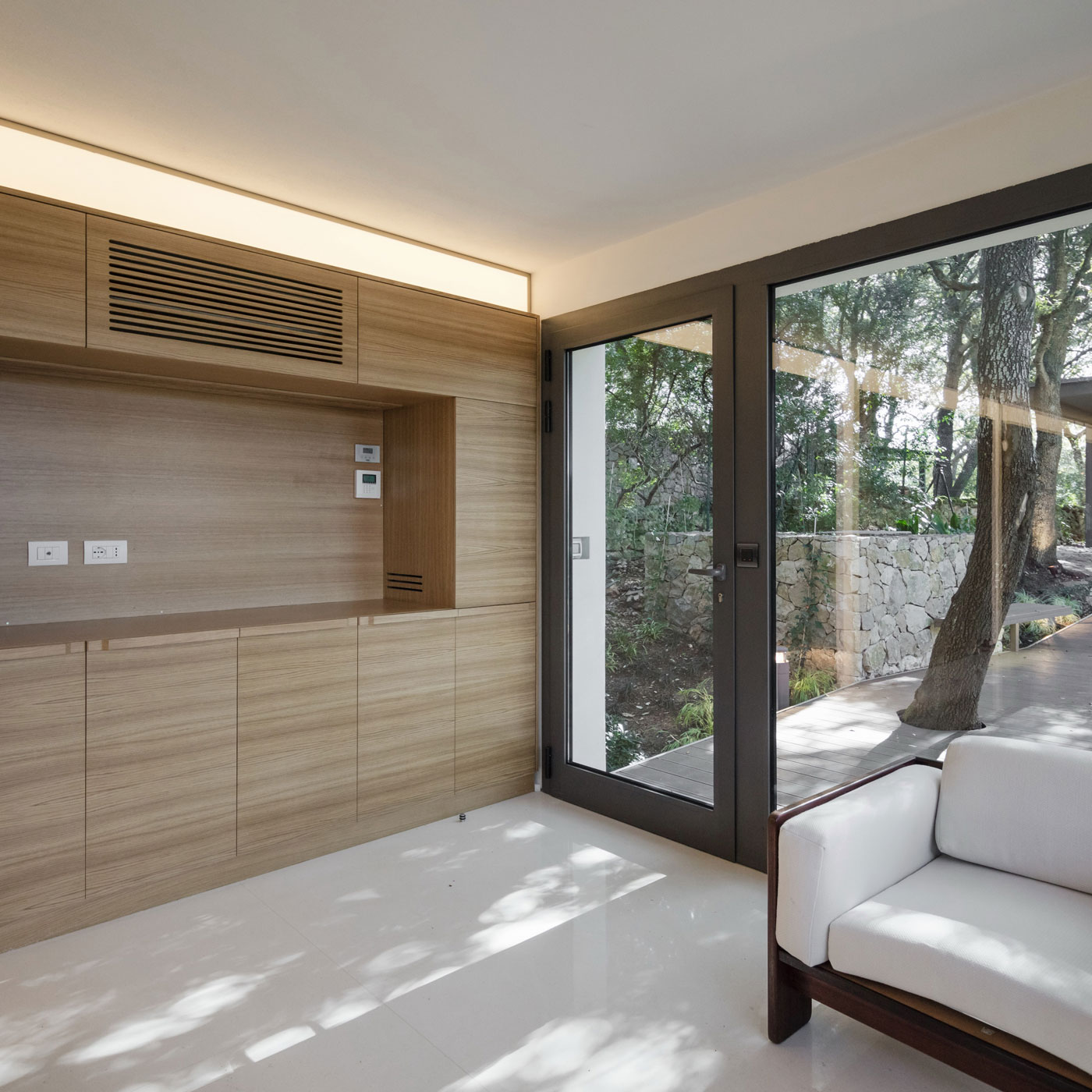 A Striking White-Themed Home in the Woods of Sassari, Italy by OFFICINA29architetti (16)