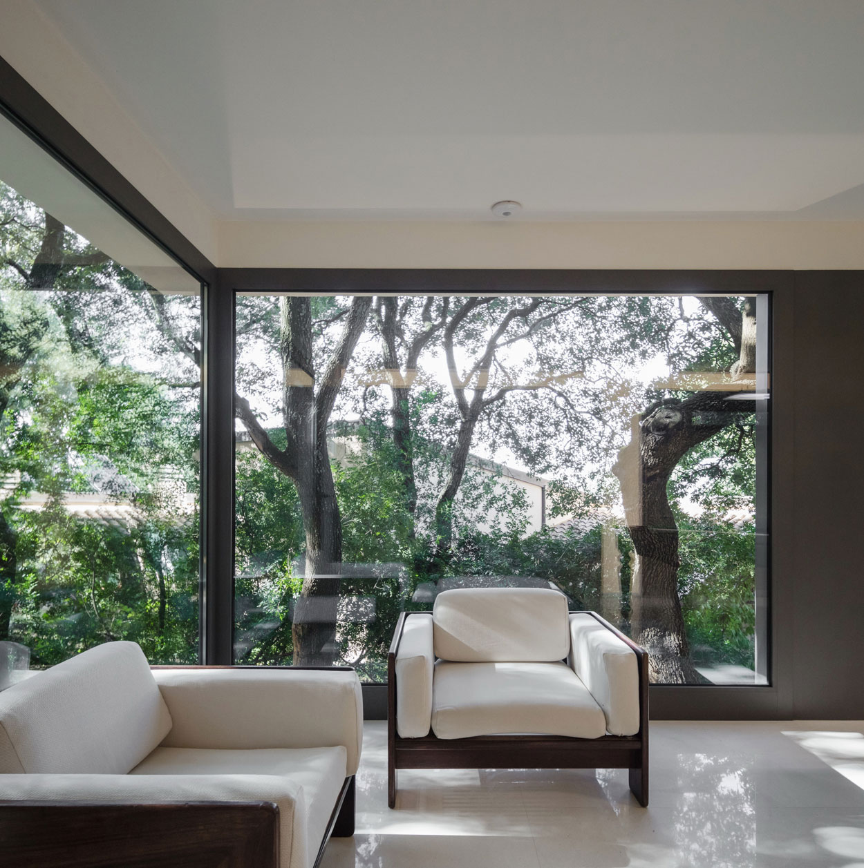 A Striking White-Themed Home in the Woods of Sassari, Italy by OFFICINA29architetti (18)