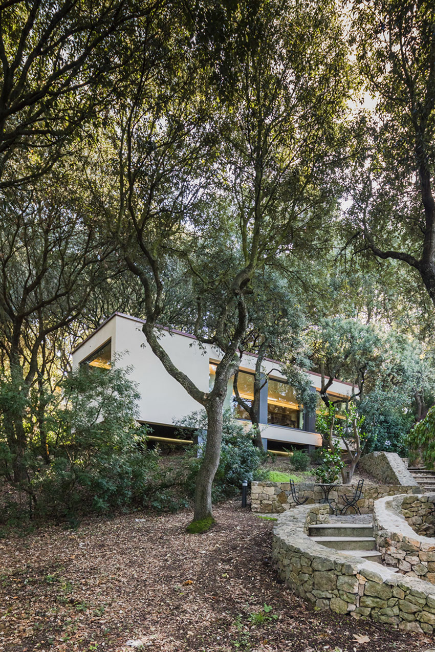 A Striking White-Themed Home in the Woods of Sassari, Italy by OFFICINA29architetti (2)