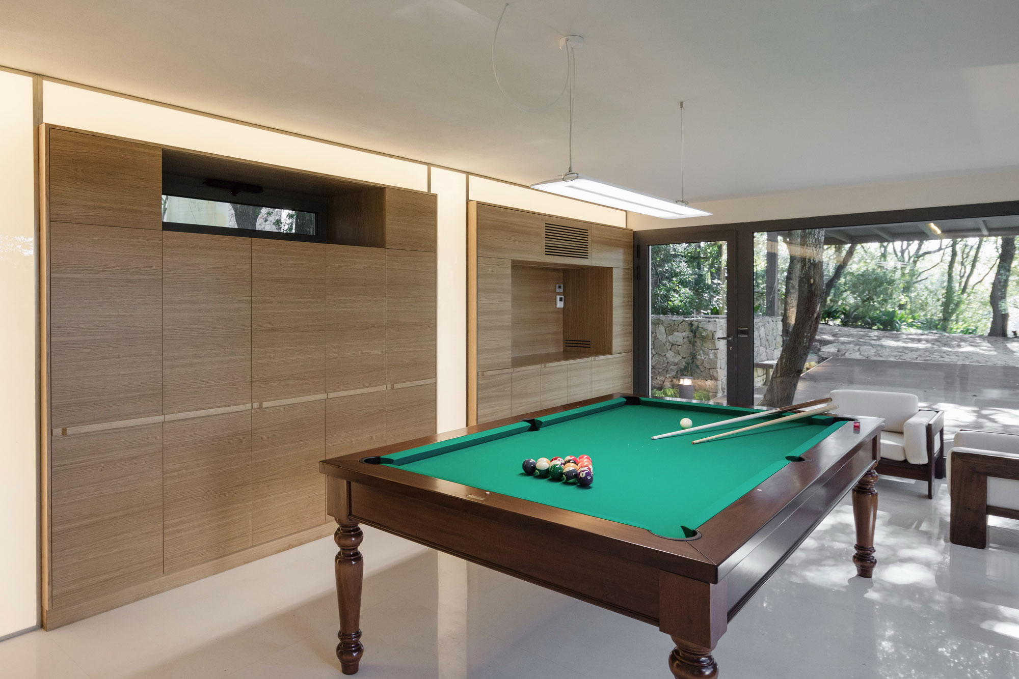 A Striking White-Themed Home in the Woods of Sassari, Italy by OFFICINA29architetti (20)