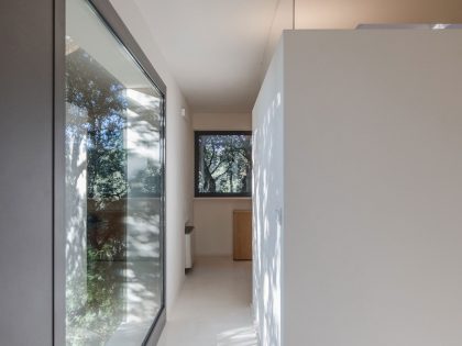 A Striking White-Themed Home in the Woods of Sassari, Italy by OFFICINA29architetti (26)