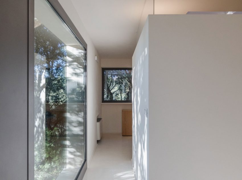 A Striking White-Themed Home in the Woods of Sassari, Italy by OFFICINA29architetti (26)