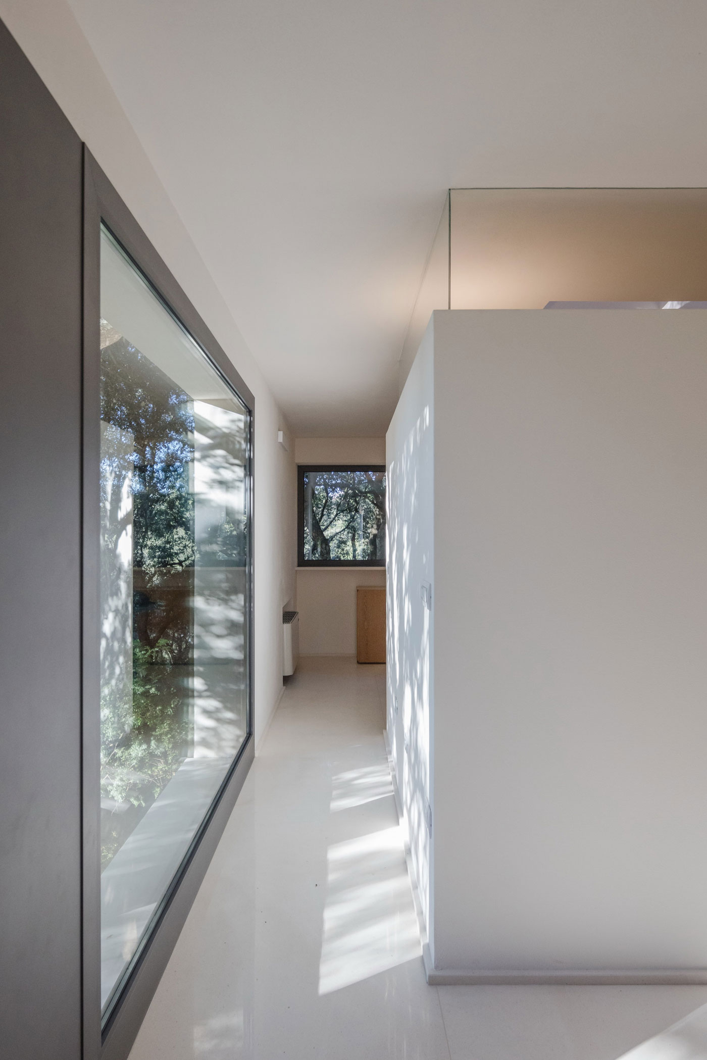 A Striking White-Themed Home in the Woods of Sassari, Italy by OFFICINA29architetti (26)