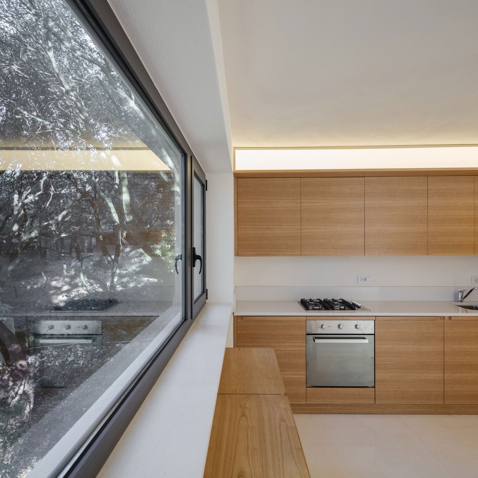 A Striking White-Themed Home in the Woods of Sassari, Italy by OFFICINA29architetti (28)