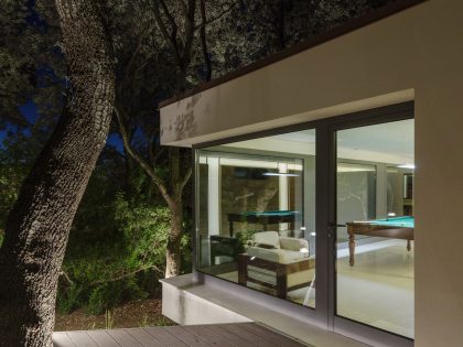 A Striking White-Themed Home in the Woods of Sassari, Italy by OFFICINA29architetti (33)