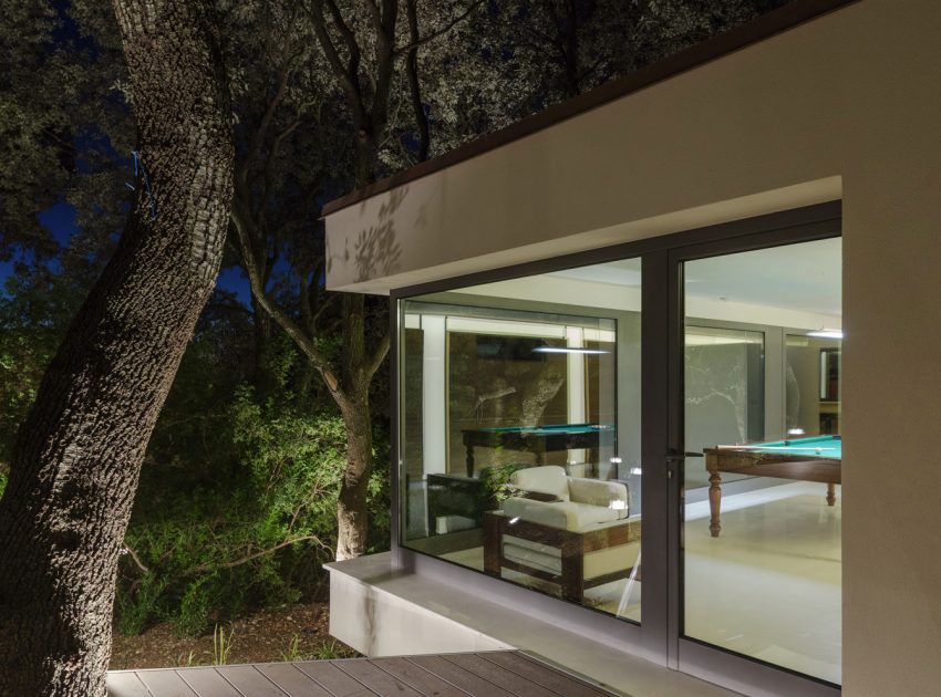 A Striking White-Themed Home in the Woods of Sassari, Italy by OFFICINA29architetti (33)