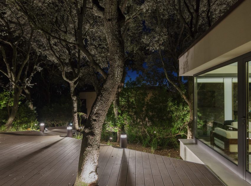 A Striking White-Themed Home in the Woods of Sassari, Italy by OFFICINA29architetti (34)