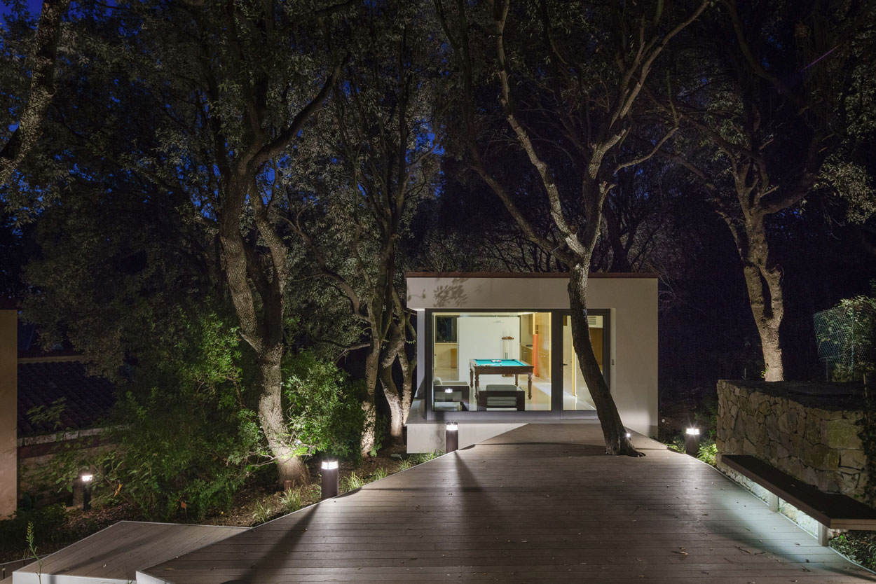 A Striking White-Themed Home in the Woods of Sassari, Italy by OFFICINA29architetti (35)
