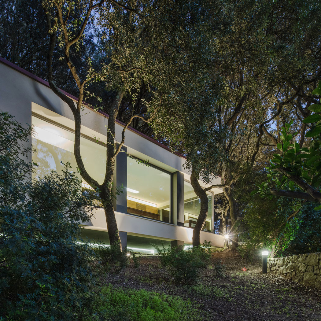 A Striking White-Themed Home in the Woods of Sassari, Italy by OFFICINA29architetti (39)