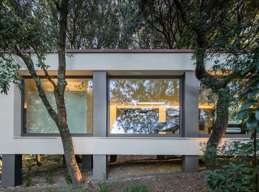 A Striking White-Themed Home in the Woods of Sassari, Italy by OFFICINA29architetti (42)