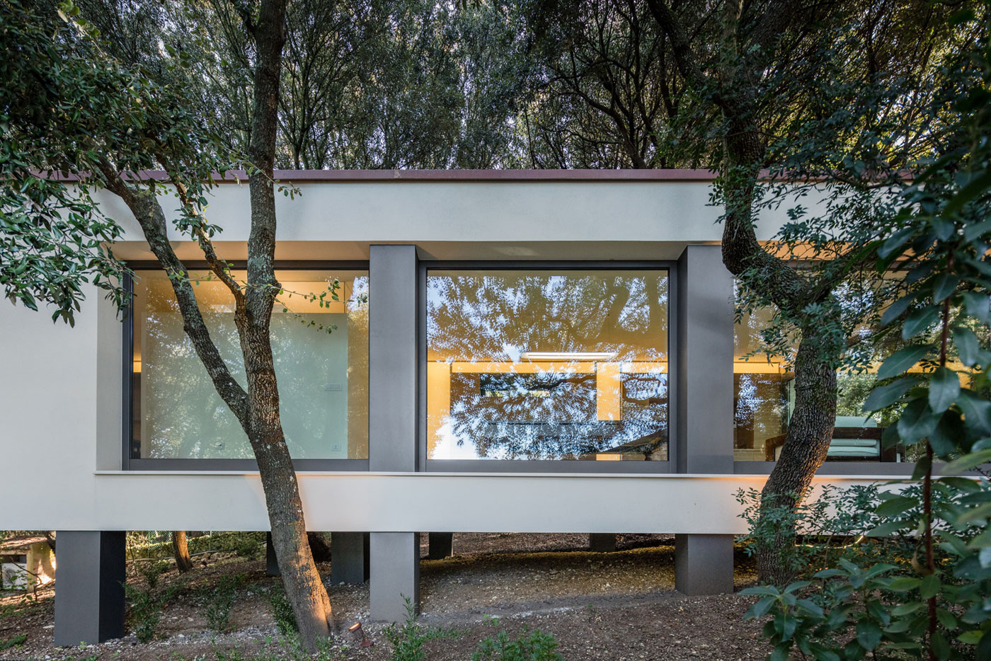 A Striking White-Themed Home in the Woods of Sassari, Italy by OFFICINA29architetti (42)