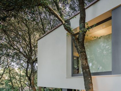 A Striking White-Themed Home in the Woods of Sassari, Italy by OFFICINA29architetti (44)