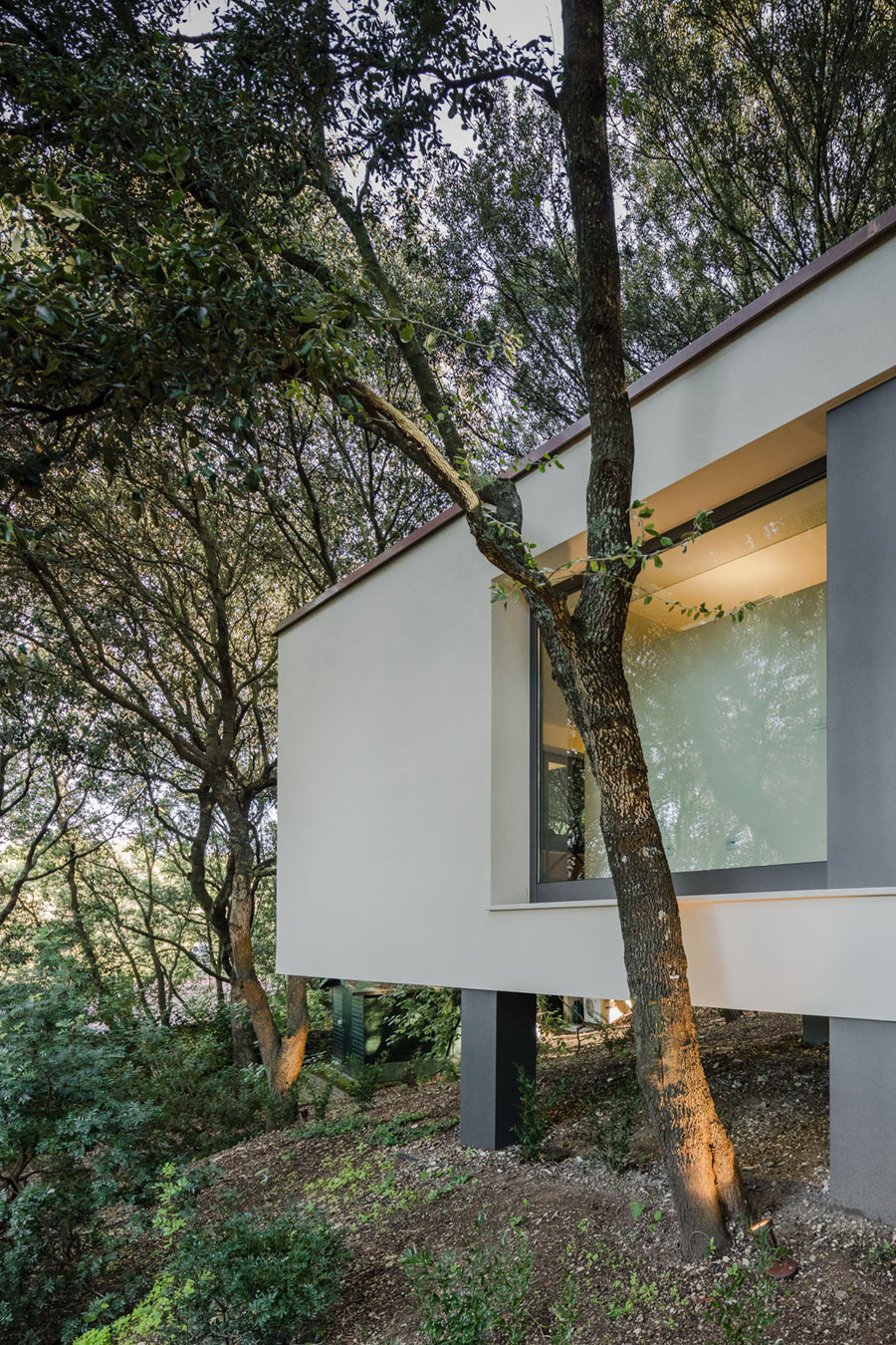 A Striking White-Themed Home in the Woods of Sassari, Italy by OFFICINA29architetti (44)