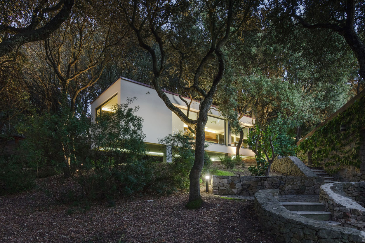 A Striking White-Themed Home in the Woods of Sassari, Italy by OFFICINA29architetti (46)