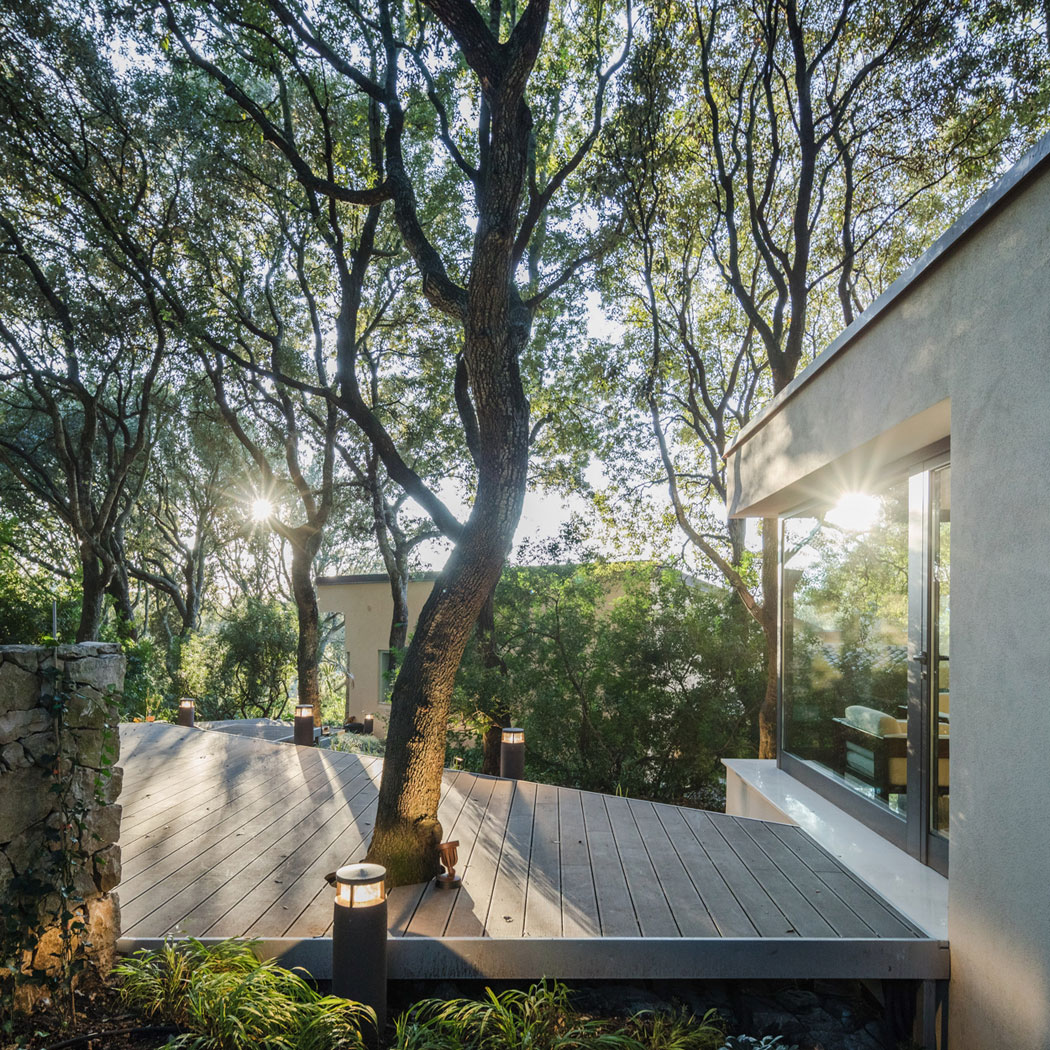 A Striking White-Themed Home in the Woods of Sassari, Italy by OFFICINA29architetti (9)