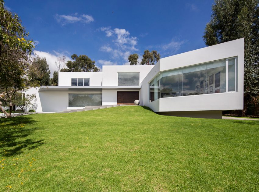 A Striking and Bright Contemporary Home Surrounded by a Lush Garden in Cumbayá, Ecuador by Diego Guayasamin Arquitectos (1)