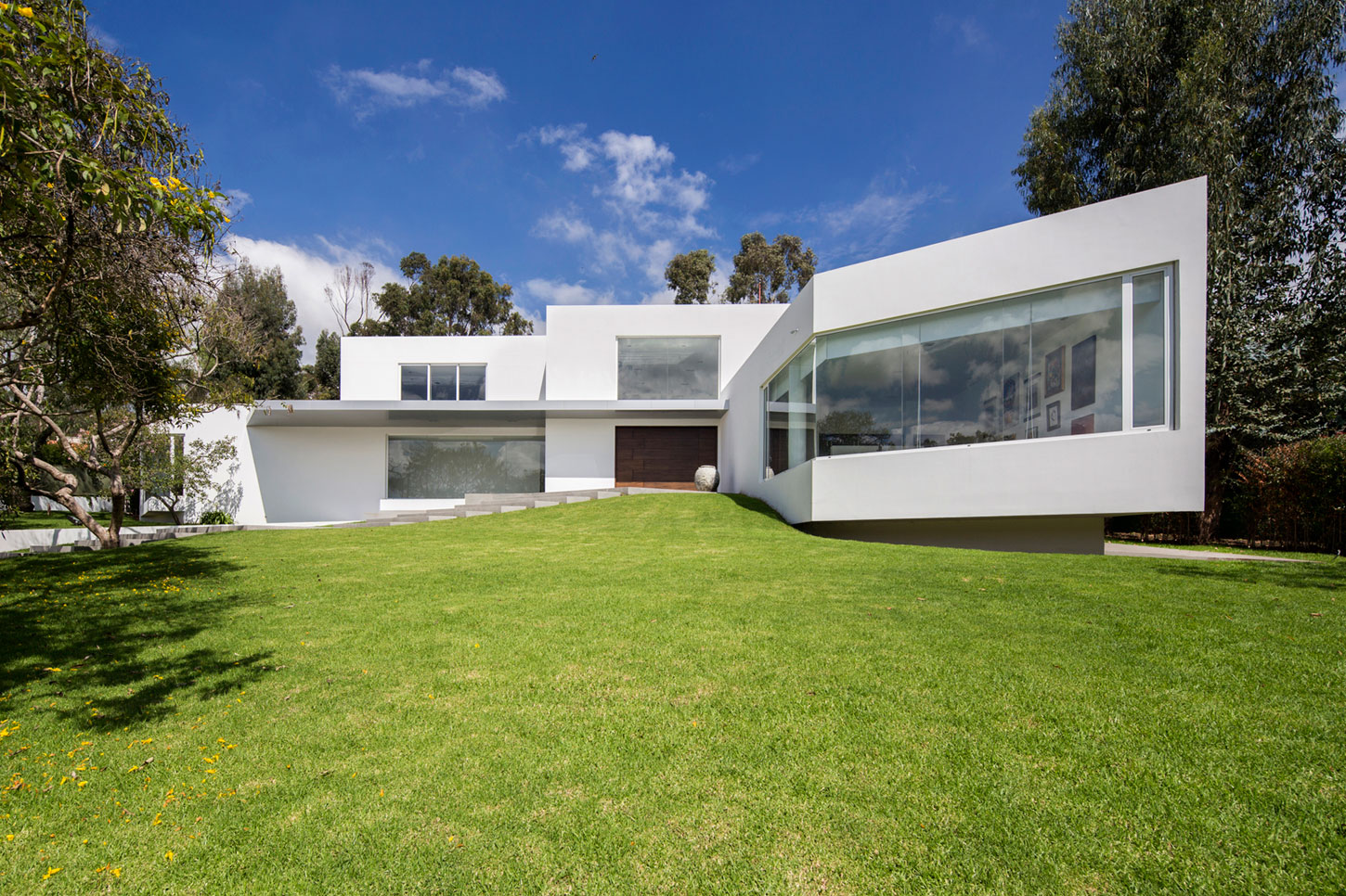 A Striking and Bright Contemporary Home Surrounded by a Lush Garden in Cumbayá, Ecuador by Diego Guayasamin Arquitectos (1)