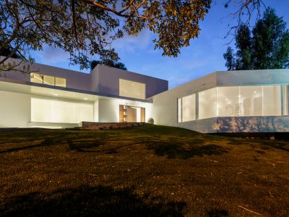 A Striking and Bright Contemporary Home Surrounded by a Lush Garden in Cumbayá, Ecuador by Diego Guayasamin Arquitectos (10)