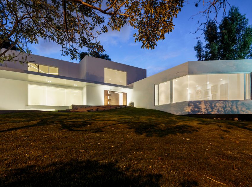 A Striking and Bright Contemporary Home Surrounded by a Lush Garden in Cumbayá, Ecuador by Diego Guayasamin Arquitectos (10)