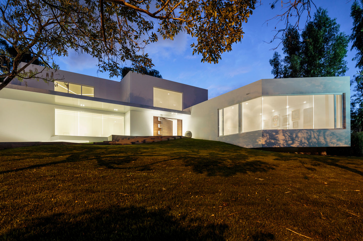 A Striking and Bright Contemporary Home Surrounded by a Lush Garden in Cumbayá, Ecuador by Diego Guayasamin Arquitectos (10)