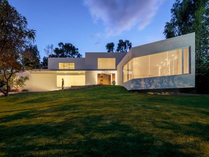 A Striking and Bright Contemporary Home Surrounded by a Lush Garden in Cumbayá, Ecuador by Diego Guayasamin Arquitectos (11)