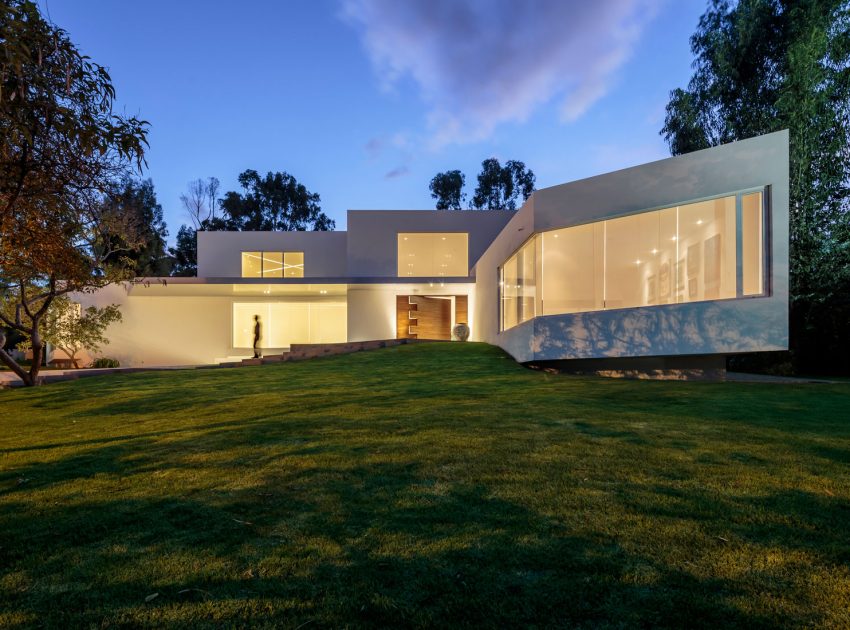 A Striking and Bright Contemporary Home Surrounded by a Lush Garden in Cumbayá, Ecuador by Diego Guayasamin Arquitectos (11)