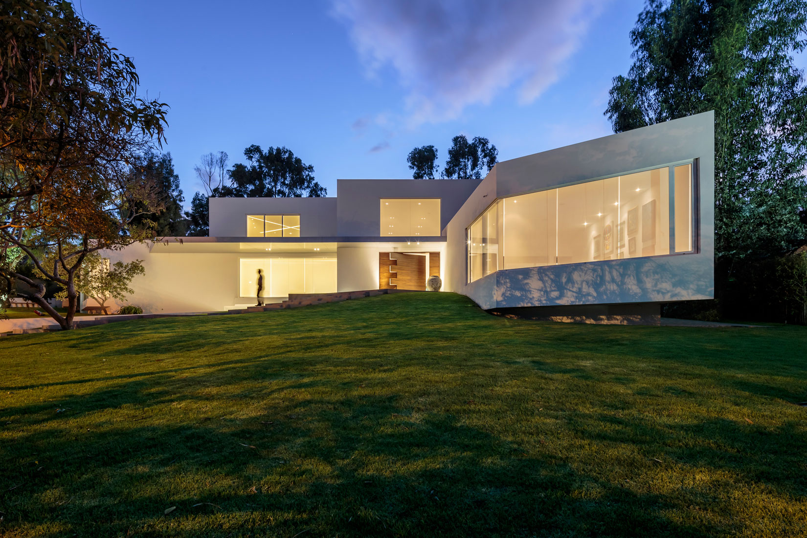 A Striking and Bright Contemporary Home Surrounded by a Lush Garden in Cumbayá, Ecuador by Diego Guayasamin Arquitectos (11)