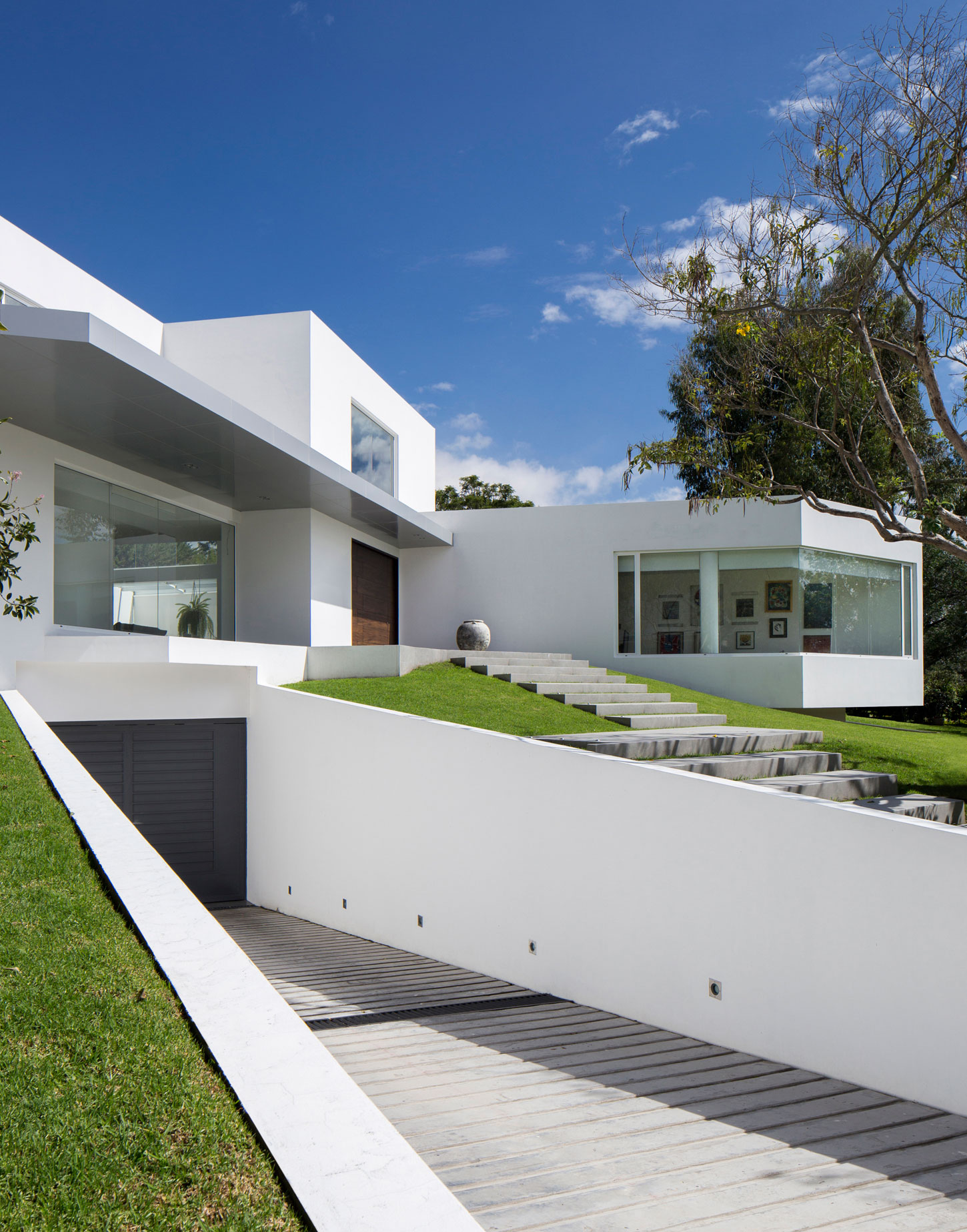 A Striking and Bright Contemporary Home Surrounded by a Lush Garden in Cumbayá, Ecuador by Diego Guayasamin Arquitectos (2)