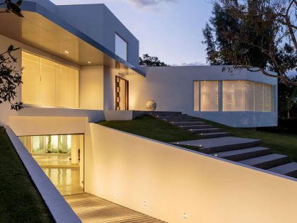 A Striking and Bright Contemporary Home Surrounded by a Lush Garden in Cumbayá, Ecuador by Diego Guayasamin Arquitectos (8)